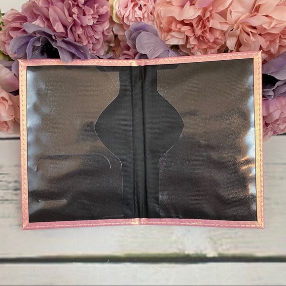 Harry Potter 9 and 3/4 Platform Pink Passport Cover - Picture 3 of 8